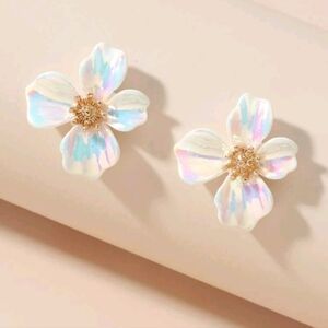 🆕️🌸WHITE OPAL COLOURED FLORAL STUD EARRINGS🌸